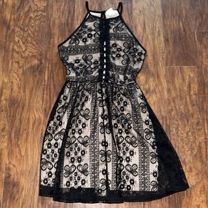 Super pretty dress size medium!